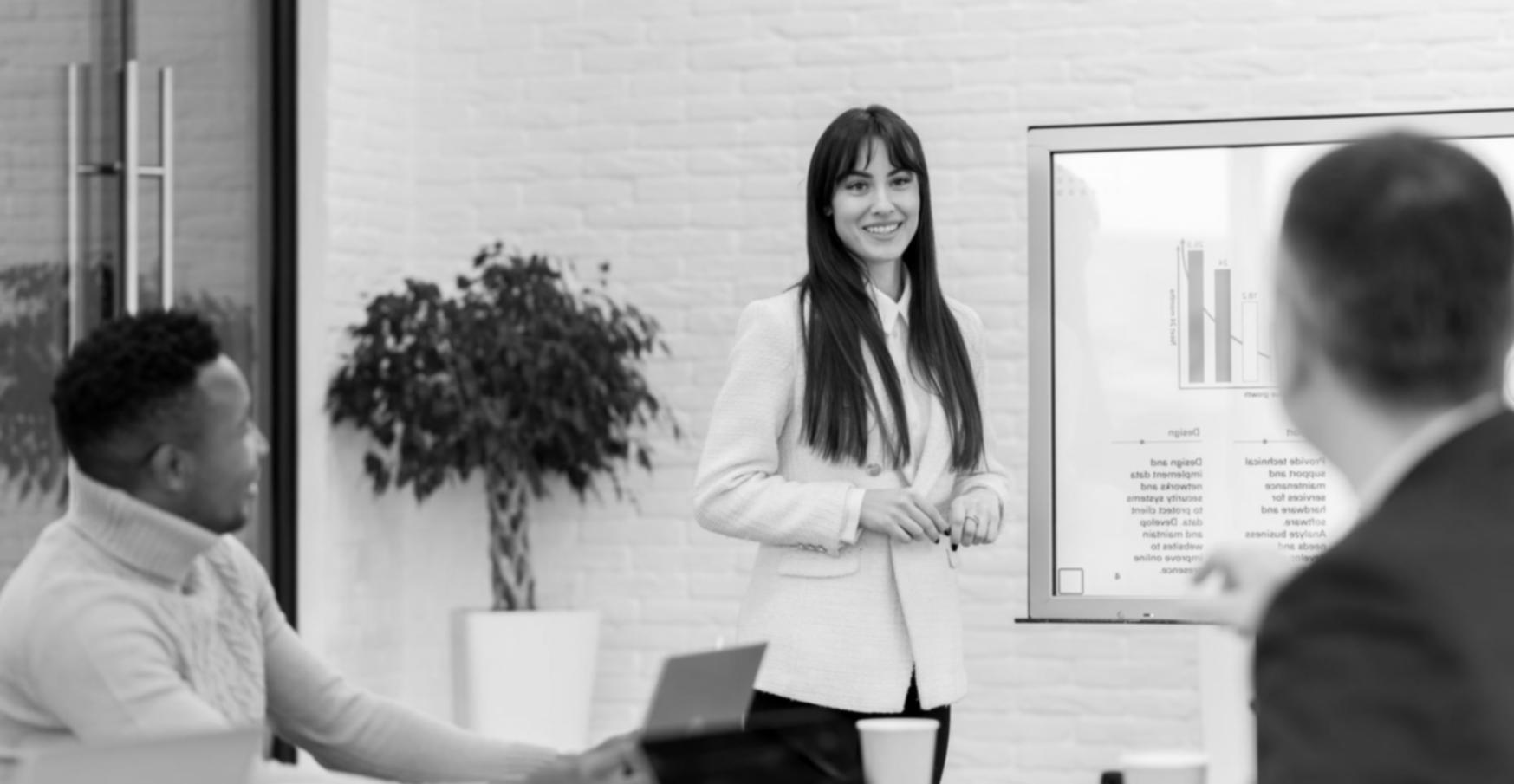 Session de formation pratique avec participants travaillant sur des modèles financiers