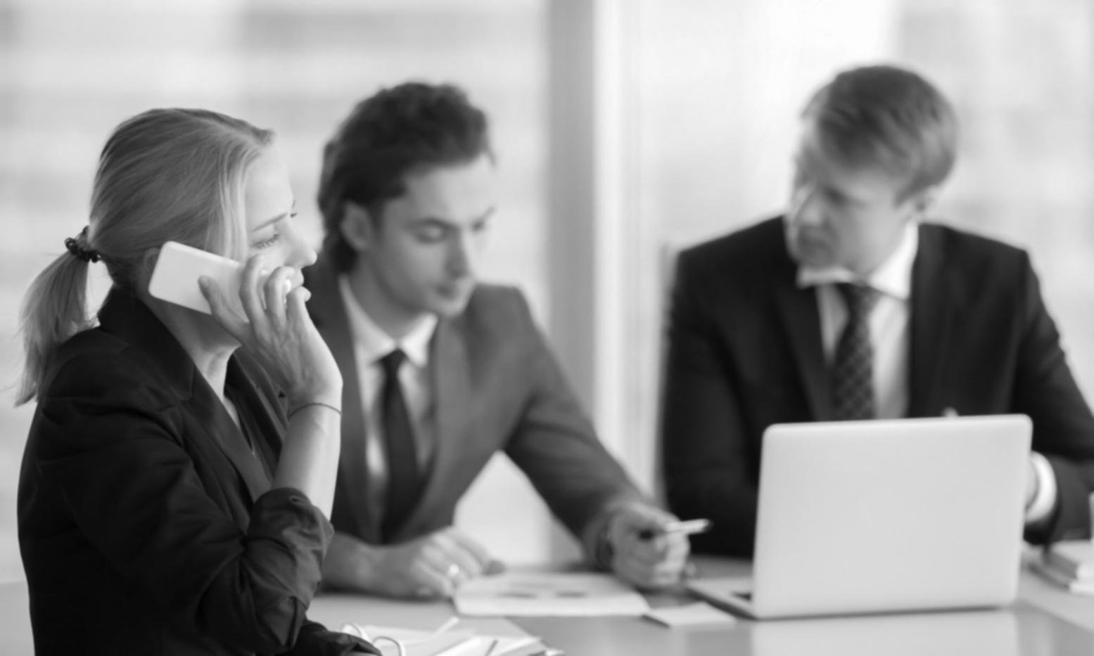 Groupe de professionnels analysant des données financières ensemble
