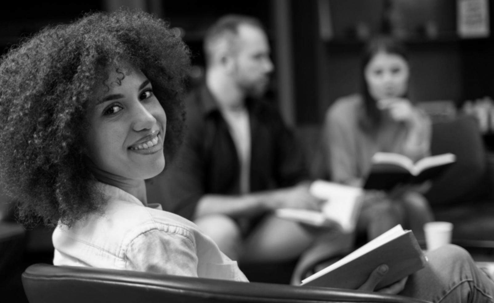 Environnement de formation en analyse financière avec calculatrices et documents